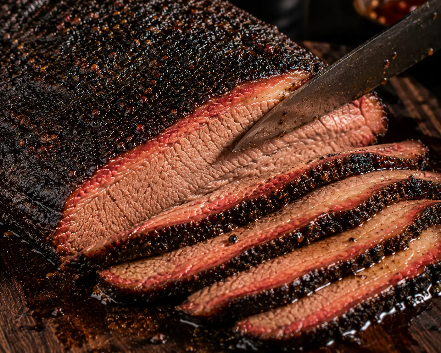 Smoked beef brisket gaya Texas yang sedang diiris dengan bark hitam, smoke ring merah muda, dan daging juicy di atas talenan kayu